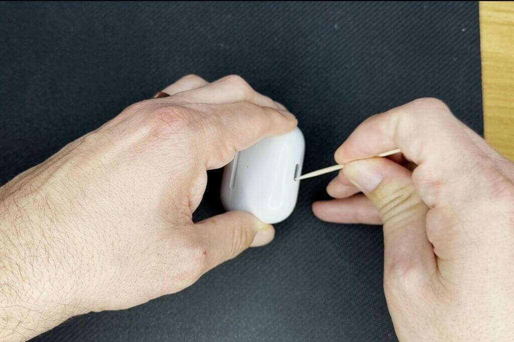    Не забывайте время от времени чистить наушники. Изображение: podcastrocket.net