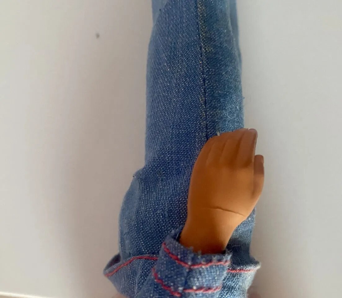 фото продавца. Другой Кен с такими же кистями