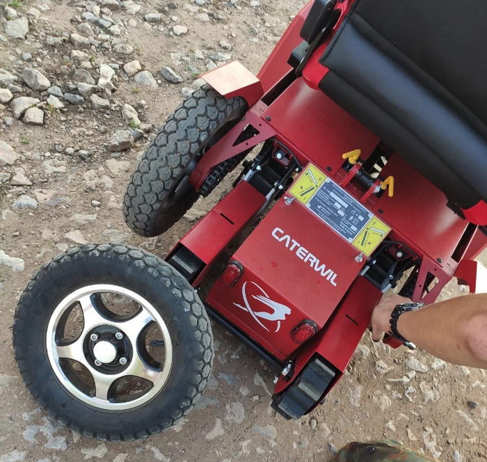 У недавно купленной инвалидной коляски прямо на ходу отлетело колесо