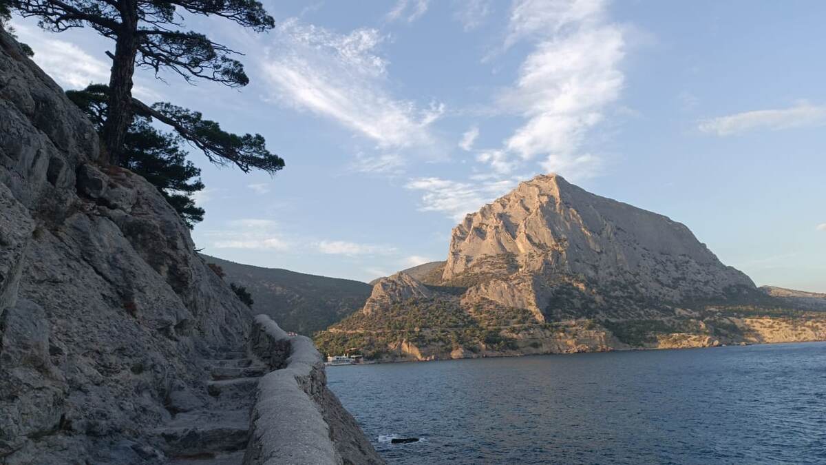 Вид с тропы Голицына на гору Сокол и дорогу на Судак