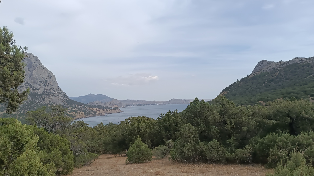 Внизу прячется Новый Свет, слева - гора Сокол за которой Судак с крепостью, далее мысы Алчак и Меганом