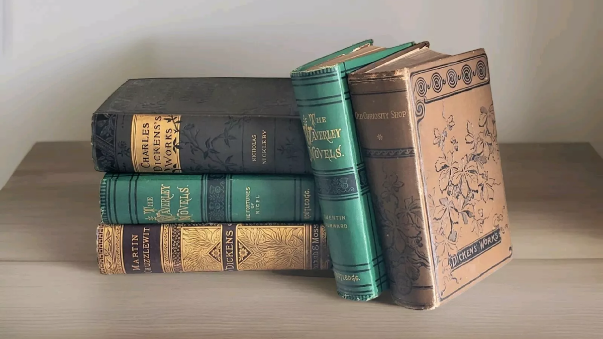 Антикварные викторианские книги Чарльза Диккенса и Вальтера Скотта. Источник: ebay.com