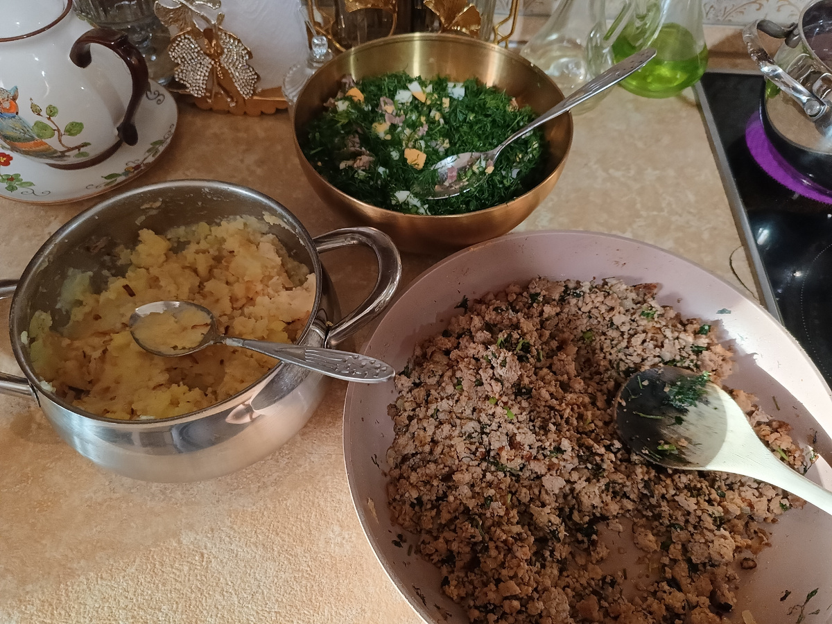 Тесто самое обычное-сухие дрожжи (1пакетик) смешала с 1 стаканом муки, далее завела опару на 2 стакана молока. После того, как опара поднялась, добавила ещё тёплого молока, сахар, соль, растительное масло, одно и 1 яйцо, муку. Замесила тесто и поставила на расстой. Ну а дальше, все как обычно. 