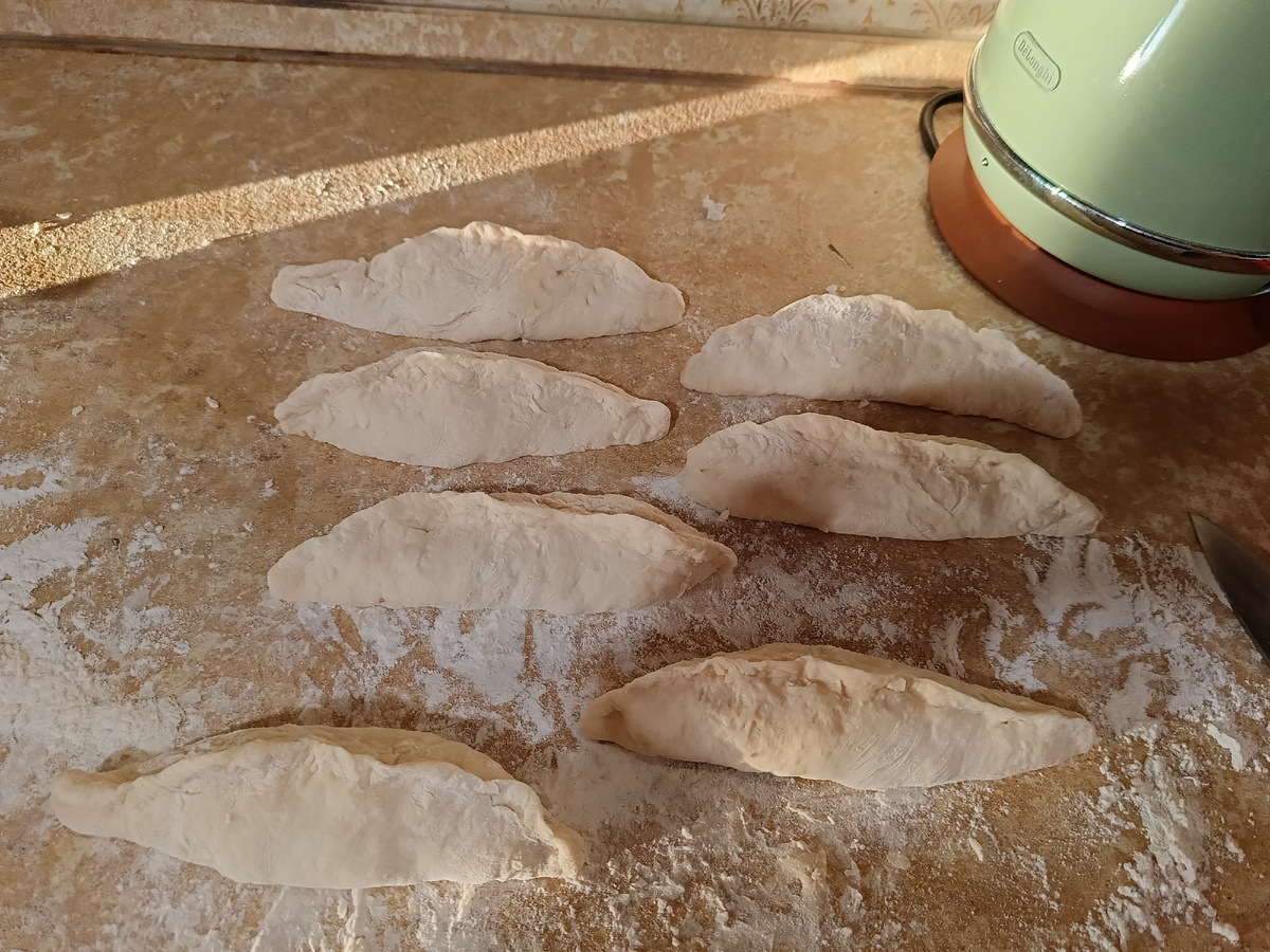 Пирожки формирую руками, без сказки. Делаю узенькими, чтобы хорошо прожарились. 