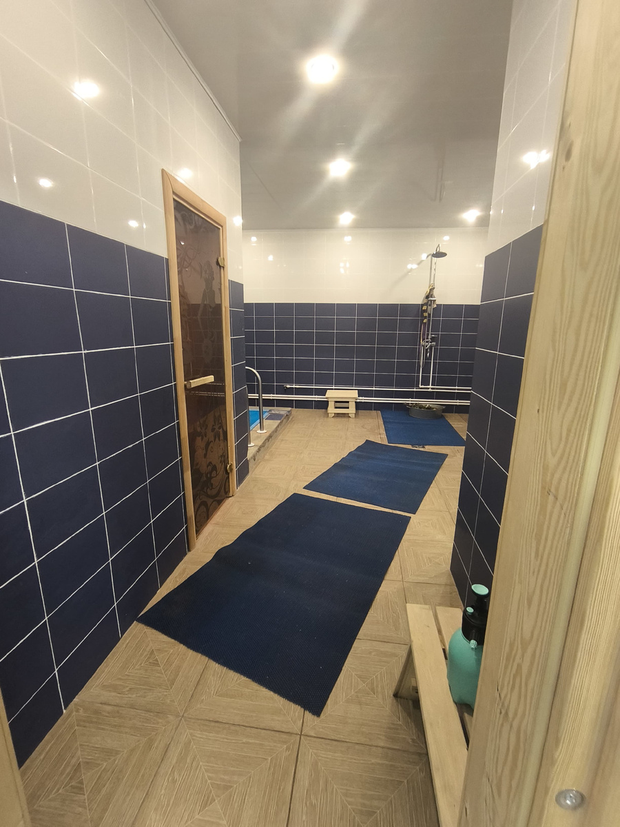 У друзей в бане есть где разгуляться