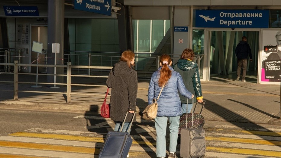    Пассажиры с чемоданами входят в здание Пулково. Автор фото: Тихонов Михаил/"ДП"