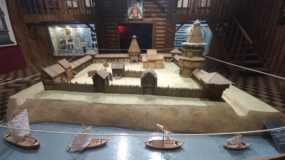 Листайте. Албазино от Благовещенска находится более, чем в 600 км по автодороге. В 2023 году энтузиасты построили подобную крепость в натуральную величину недалеко от Благовещенска, на полигоне военного училища. 