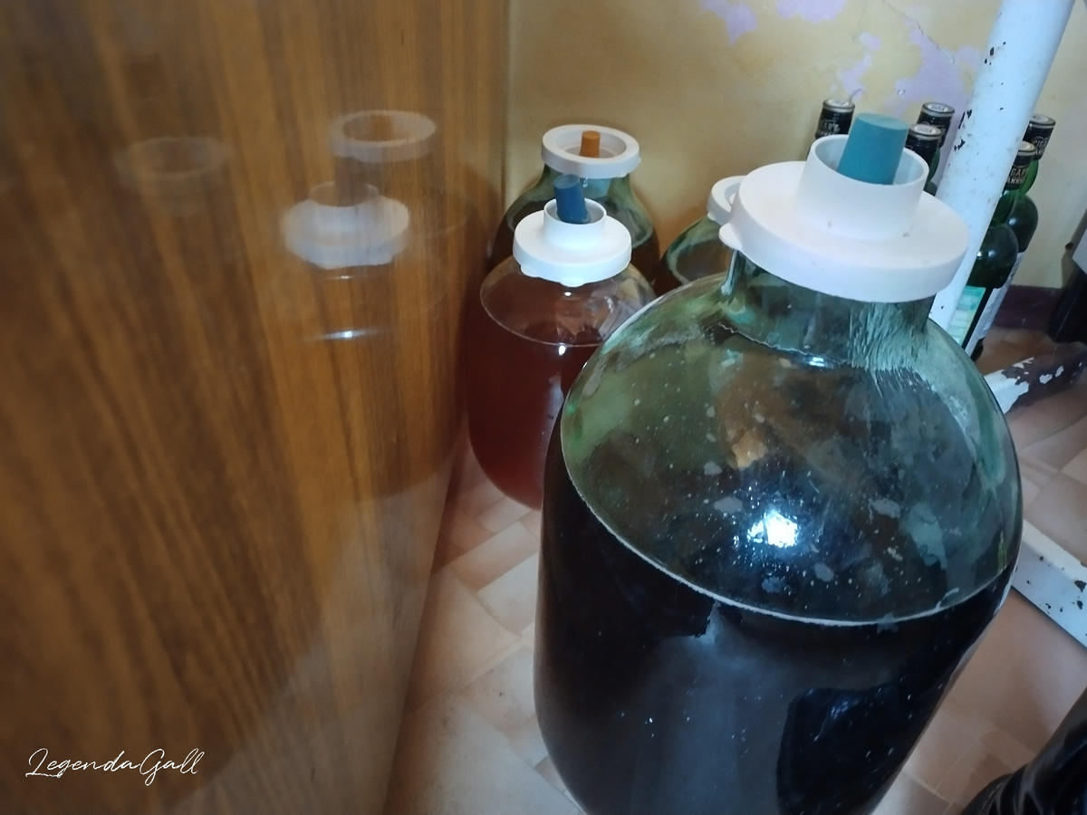 А в этом баллоне - второе. За ним - еще много белого вина.