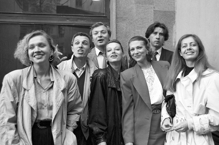  Молодое поколение Художественного театра: Марина Брусникина, Игорь Верник, Андрей Давыдов, Римма Коростелева, Елена Майорова, Сергей Шкаликов, Полина Медведева, 1991 г. / Фото: ТАСС