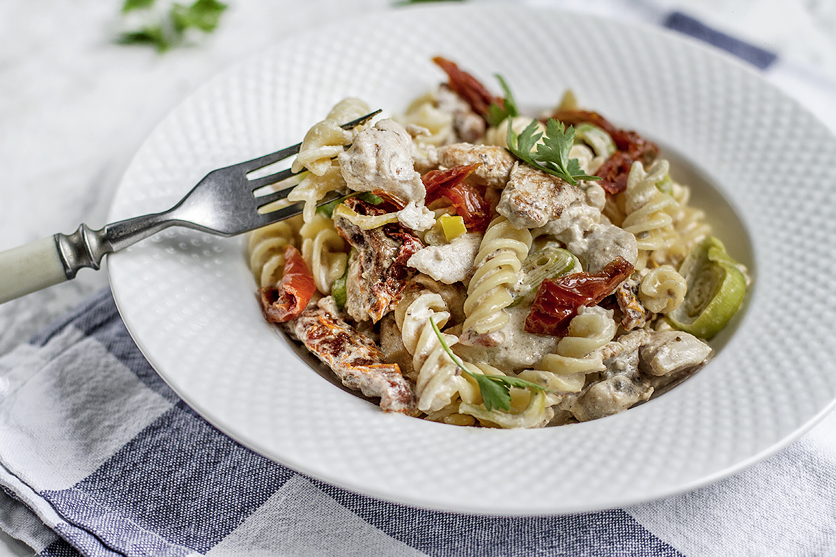 Сливочные фузилли с цыпленком и вялеными томатами
