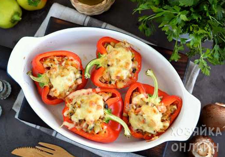 Перец фаршированный в духовке с сыром и помидорами. Болгарский перец фаршированный. Перец фаршированный мясом половинки. Перец фаршированный лодочки. Перец фаршированный лодочки.