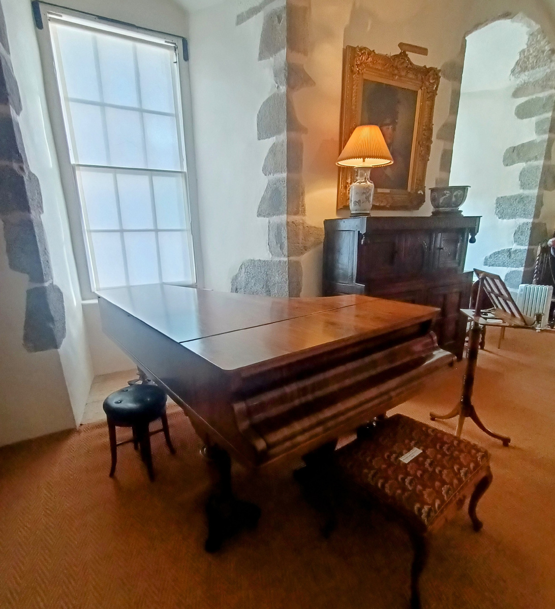 Большой Зал. Рояль 19 века. Замок Fraser. Scotland. Фото автора 