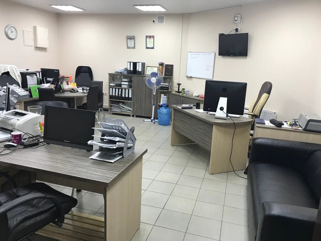 Большая часть офиса заставлена мебелью, поэтому уборка длится от 40 минут, зависит от настроения