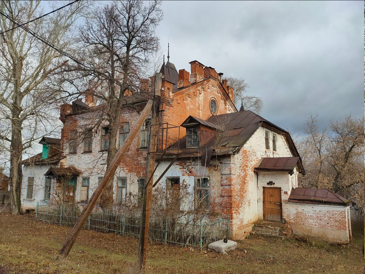 Усадьба Паулуччи, она же "усадьба управляющего Медведева" - образец архитектуры начала 20 века. Разразилась Первая Мировая, Революция, Гражданская, а те, для кого ее строили ей и не попользовались. Зато потом были коммунальные квартиры. Я впервые увидел ее в 2013 или 14, и там еще было белье на веревках, кресла у входа. Мы постеснялись лазить и обходить ее сзади...