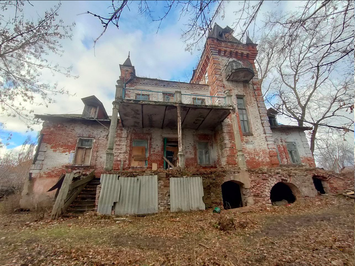 Мне усадьба показалась похожей на Молостовскую из Долгой Поляны, но вот Лехе вообще так не показалось