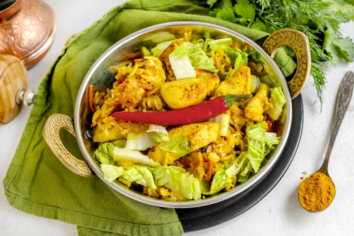 Наси Горенг — индонезийский жареный рис с цыплёнком, яйцом и пекинской капустой