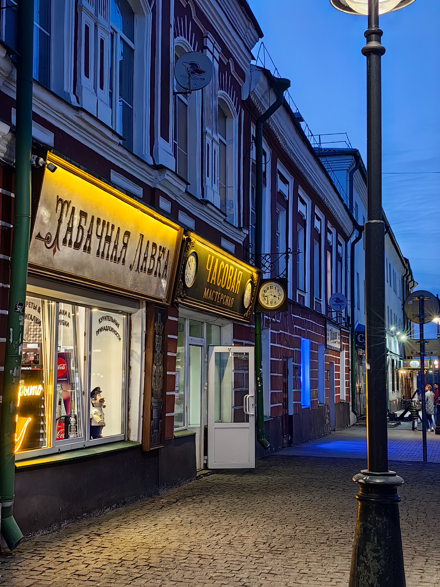 Стилизованные вывески – одна из самых известных достопримечательностей Рыбинска. Рад них сюда едут туристы. Интересно, что проект сделан по инициативе жителей