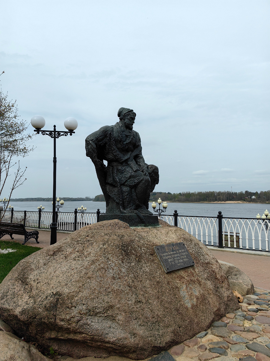 Памятник бурлаку. Листай галерею дальше, чтобы увидеть Красную площадь Рыбинска 