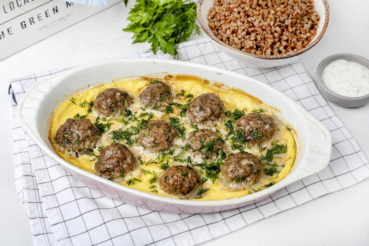 Бризоль — говяжьи митболы в яичной заливке с гречкой