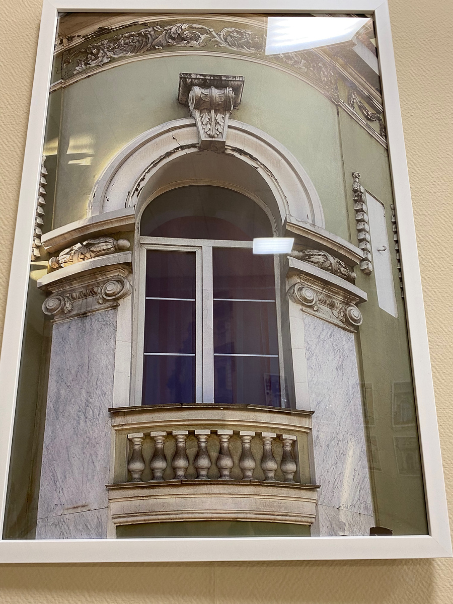 Под окном ряд колонн, имитирующих балкон. 