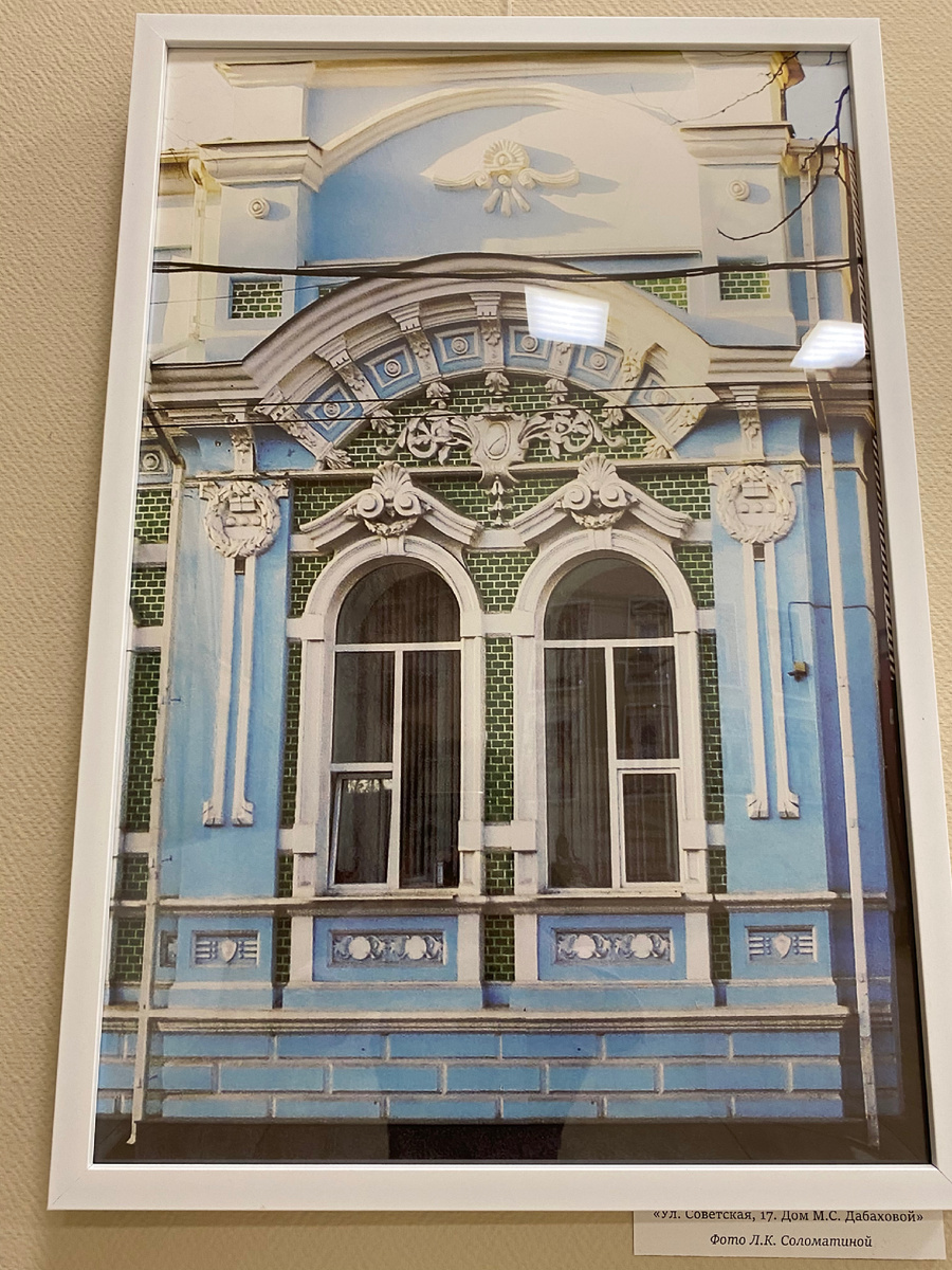 Не окно, а праздник жизни. Сочетание голубого и изумрудного. Вытянутые арочные окна. 