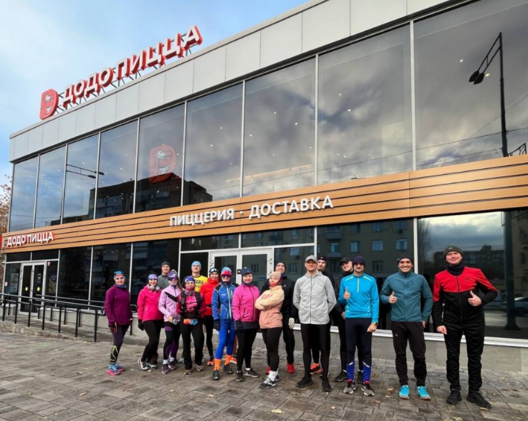 Любители бега перед стартом пробежки 10 ноября 2024-го года.