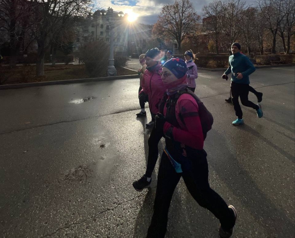 Автор канала в группе бегунов в темпе 7 минут на километр. Фото от 10 ноября 2024-го года.