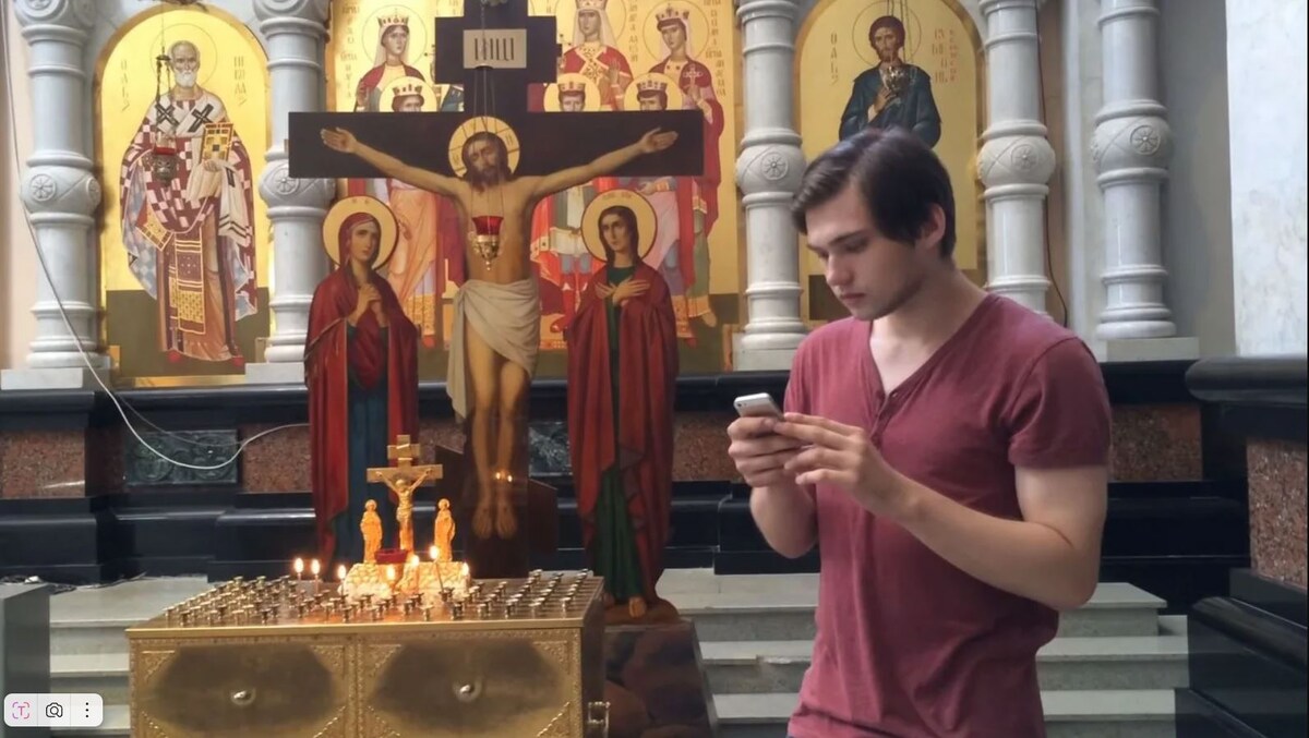Видеоблогер Руслан Соколовский "ловит покемонов" в Храме Спаса на Крови (игра  Pokémon Go) в Екатеринбурге. Из открытых источников сети Интернет.