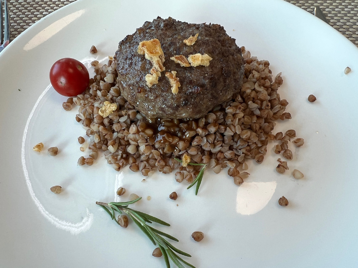 Бифштекс из молодого бычка с гречкой 