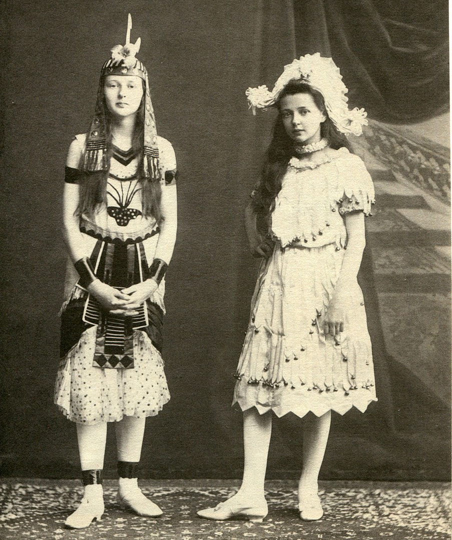 As filhas de Pyotr Stolypin, Olga (à esquerda) e Alexandra (à direita) em trajes elegantes, início dos anos 1900