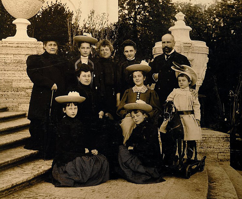 Pyotr Stolypin com sua família no terraço do Palácio Yelagin, 1907 (Natalya está sentada à direita)
