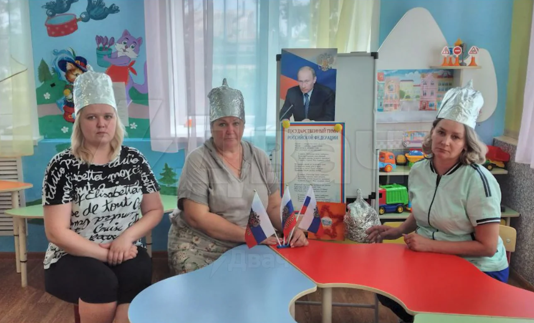 «Шлем Отечества» из фольги: учителя из Воронежской области сделали шапочки из фольги для защиты от НАТО. Патриотизм на грани абсурда