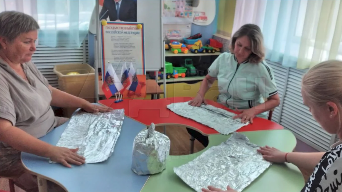 Нужно срочно провести мастер-класс по созданию «Шлема Отечества» — головного убора из фольги, способного защитить от опасного воздействия