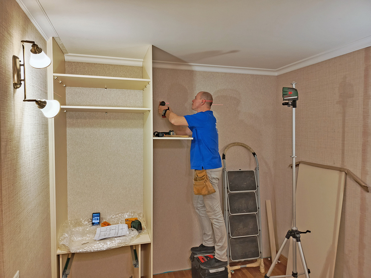 В этой секции над которой работает Гриша, будет сейф. 