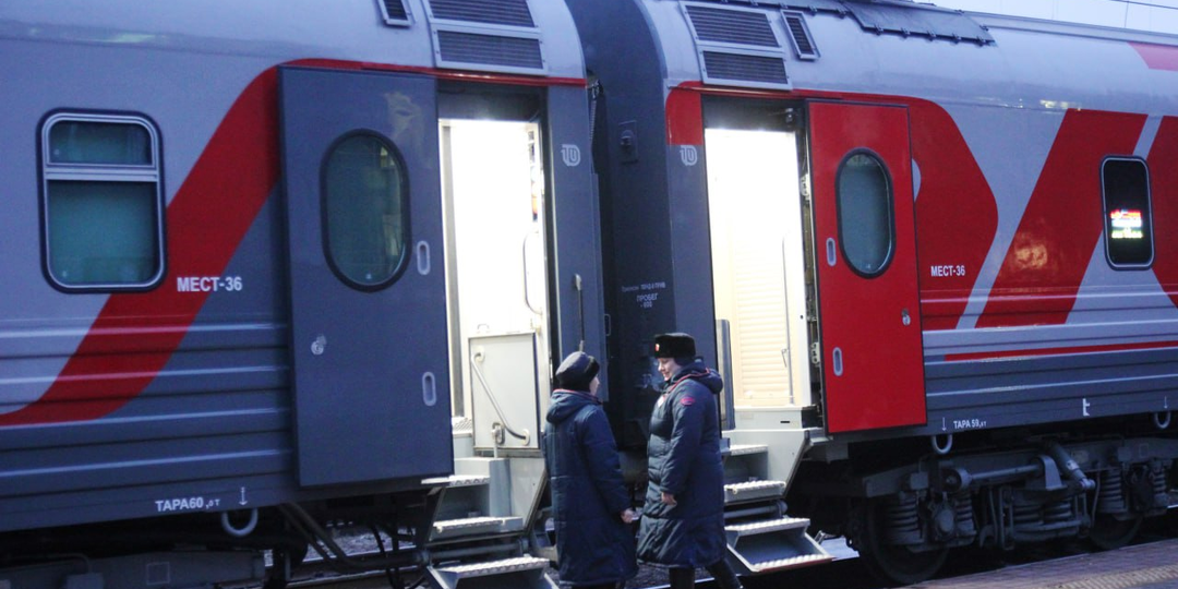 Группу школьников забыли на платформе, потому что проводник побоялся сорвать стоп-кран