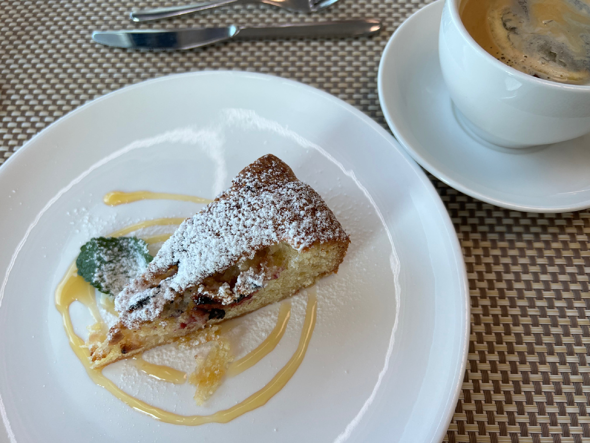 Сливовый пирог с карамельным соусом 