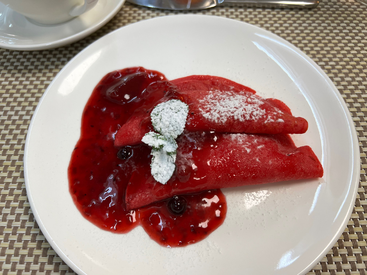 Свекольные блинчики Арины Родионовны с сырным кремом и ягодами 