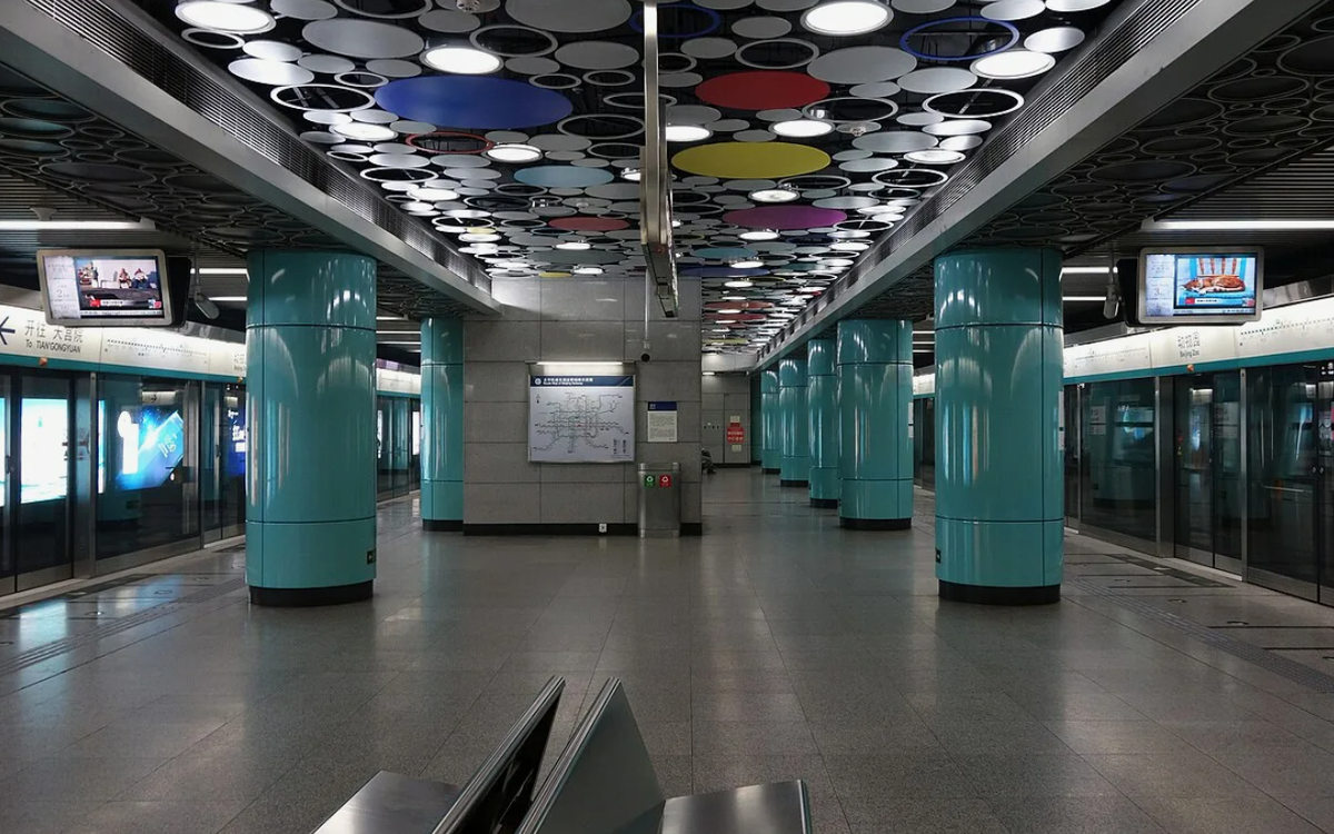 Источник: http s://en.wikipedia.org/wiki/File:Beijing_Zoo_Station_Platform_20140221.jpg