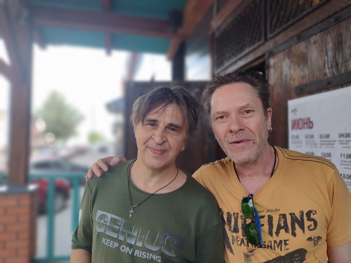 Евгений Кокорин (гр.ЧЕРНОЗЁМ) и Леонид «Шао» Веремьянин. Фото Юрия Фомиченко