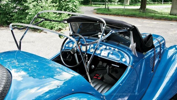 Каркас для тента на BMW 328. Салон без всяких излишеств.