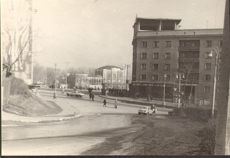 Курск. Начало ул. Дзержинского. Фотограф В.Н. Зубец. На этом месте располагалась остановка для магистральщиков и других жителей Вор-городка