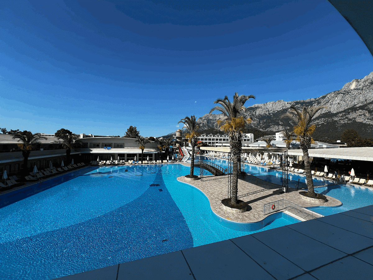 Фотки из моего бассейна нет, поэтому оставлю тут фото из солнечной Турции!