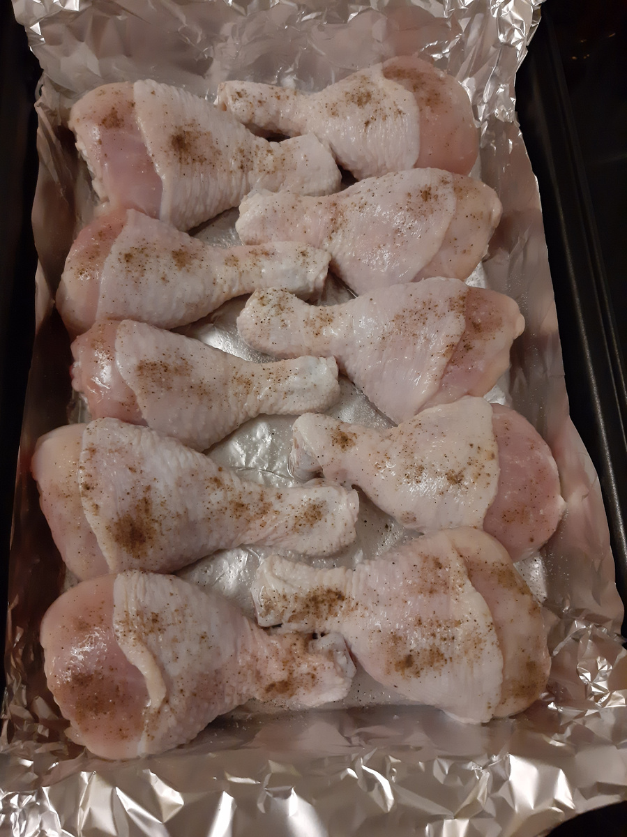 Протвень лучше застелить фольгой для удобства.