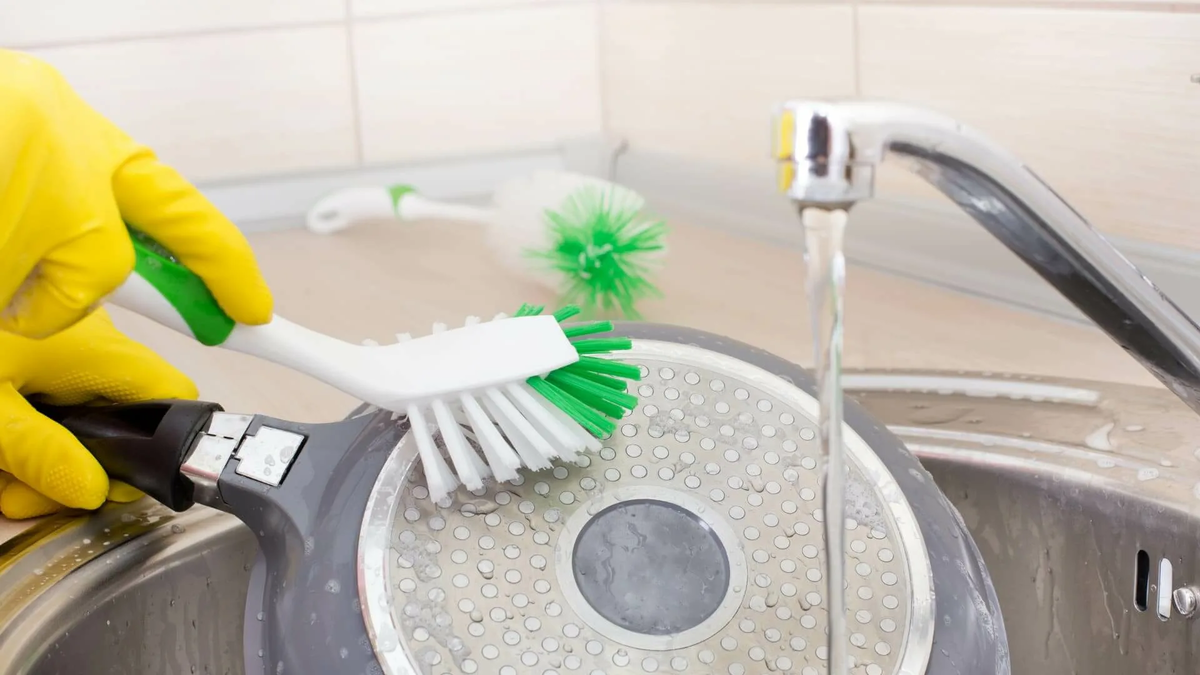 Фото с сайта: https://chefrick.com/wp-content/uploads/2021/03/how-to-clean-a-frying-pan.jpg