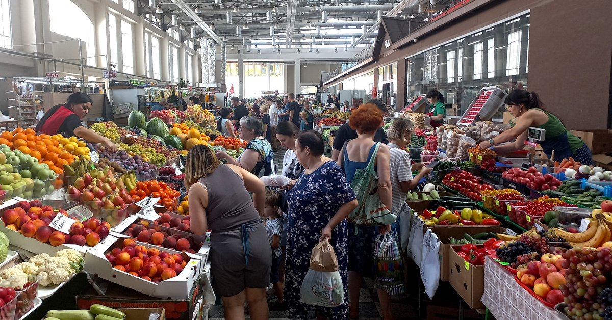Фрукты на центральном рынке в Ростове-на-Дону. Фото август 2024 г