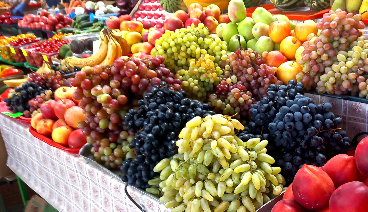 Фрукты на центральном рынке в Ростове-на-Дону. Фото август 2024 г