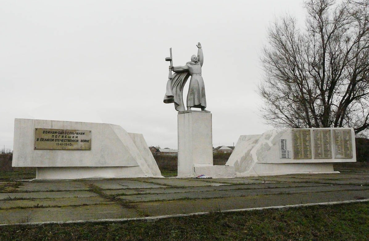 Памятник в хуторе Большой Лог. / ФОТО из архива администрации Большелогского сельского поселения