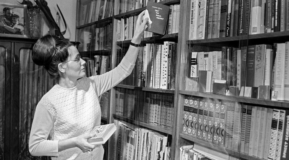 Книжный шкаф в гостиной семьи Гагариных в г. Щелково.