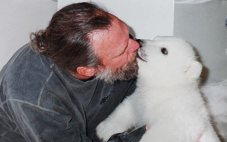 Эйджи родилась в январе 1995 года