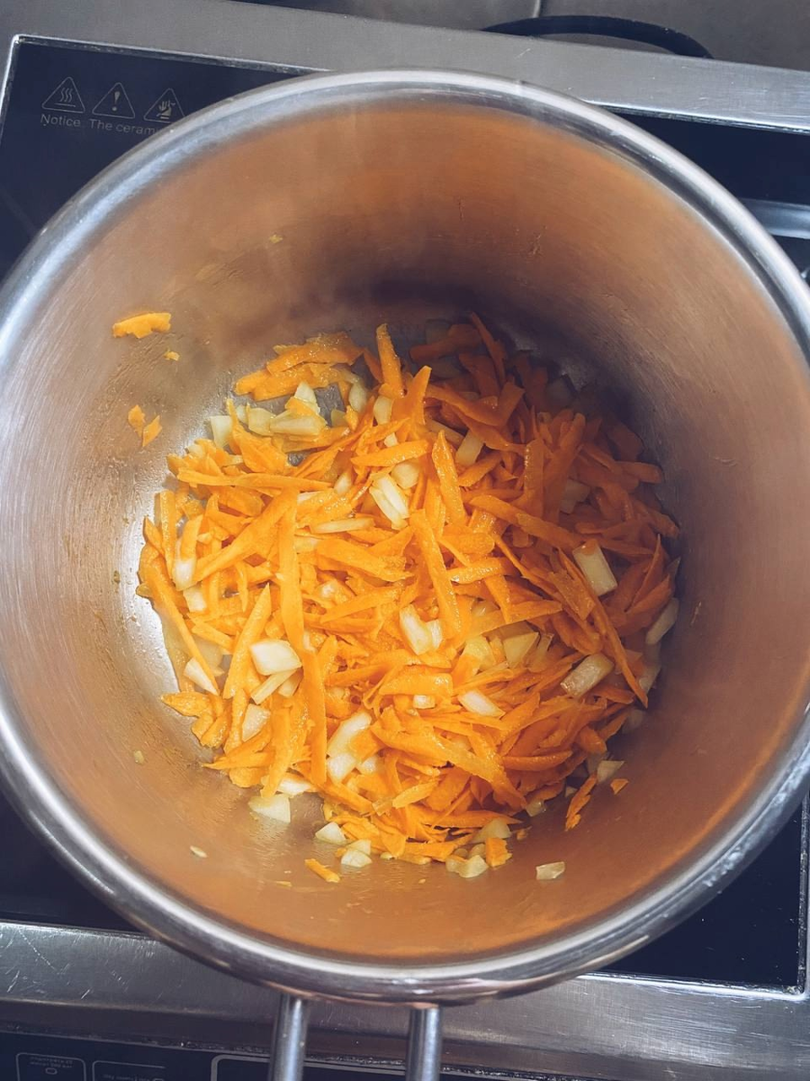 Идёт обжарка лука и моркови